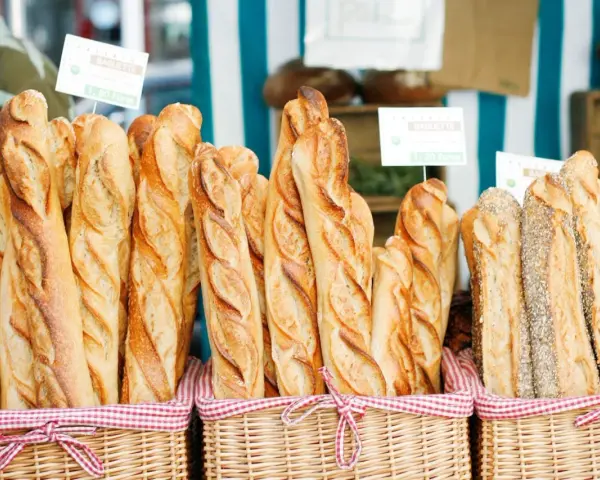 Frisches french brot, goldbraun gebacken, in Körben auf einem Markt. Ein Genuss für jeden Gaumen!