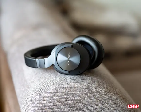 Słuchawki Technics EAH-A800 na kanapie, gotowe do testu.