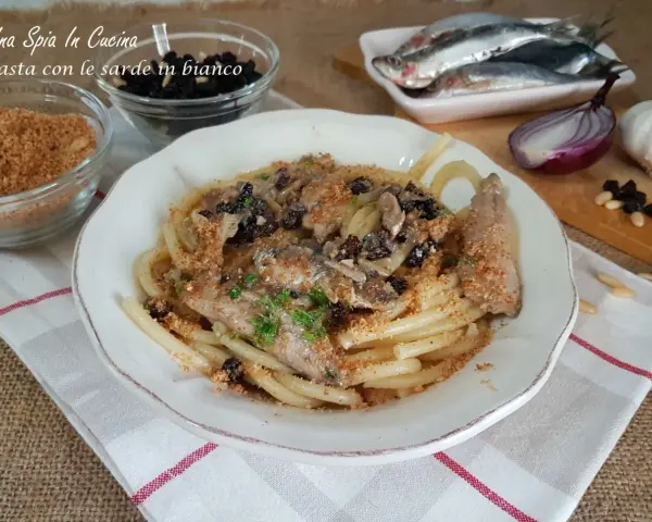 Pasta con le sarde in bianco, un piatto semplice e gustoso con pasta, sarde, uvetta e pangrattato.
