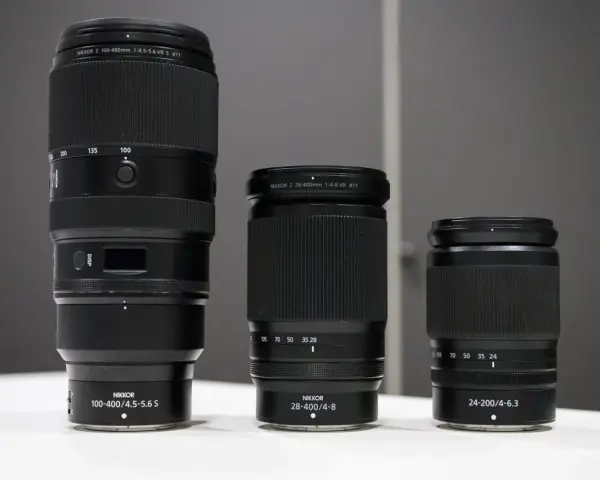 Trois objectifs Nikon pour monture Z : un 100-400mm, un 28-400mm et un 24-200mm.