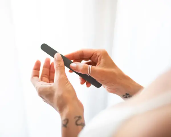 Co potrzebne do manicure tytanowego? Niezbędne produkty i porady
