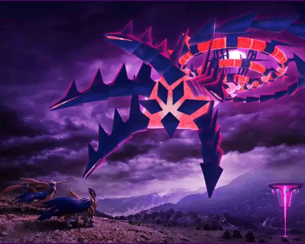 Gigantesco Pokémon con forma de estrella, con púas azules y rojas, flota sobre un paisaje montañoso púrpura. Tres Pokémon con cuernos observan.