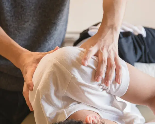 Masaż nuru to technika relaksacyjna. Terapeuta delikatnie uciska ramiona pacjenta, przynosząc ulgę.