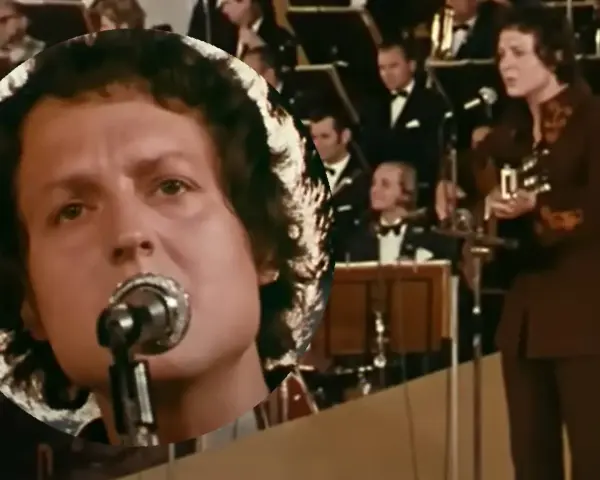 Kto śpiewał "Zegarmistrz światła purpurowy"? To on, z mikrofonem i gitarą, na tle orkiestry.