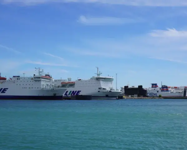 Promy Unity Line i Fjord Line czekają w porcie. Zastanawiasz się, ile płynie prom z Ystad do Świnoujścia?
