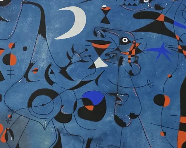 Un ciel bleu profond sert de toile à des créatures oniriques, typiques des œuvres surréalistes de Joan Miró. Formes abstraites, couleurs vives et lignes sinueuses composent ce tableau.