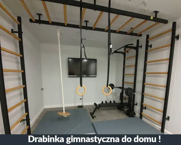 Domowy kącik do ćwiczeń przy drabinkach: gimnastyczne kółka, lina, drążek i sztanga.