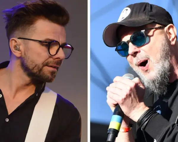 Strachy na lachy: dwaj muzycy na scenie. Jeden w okularach i czarnej koszuli, drugi w czapce, okularach przeciwsłonecznych i z mikrofonem.