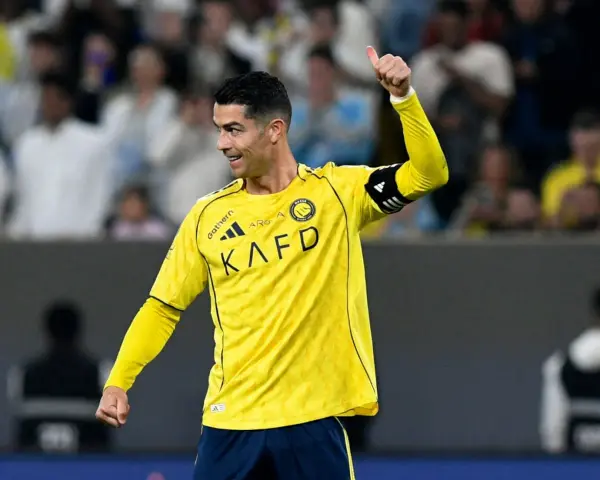 Cristiano Ronaldo celebra con el pulgar arriba vistiendo la camiseta amarilla de Al-Nassr SC.
