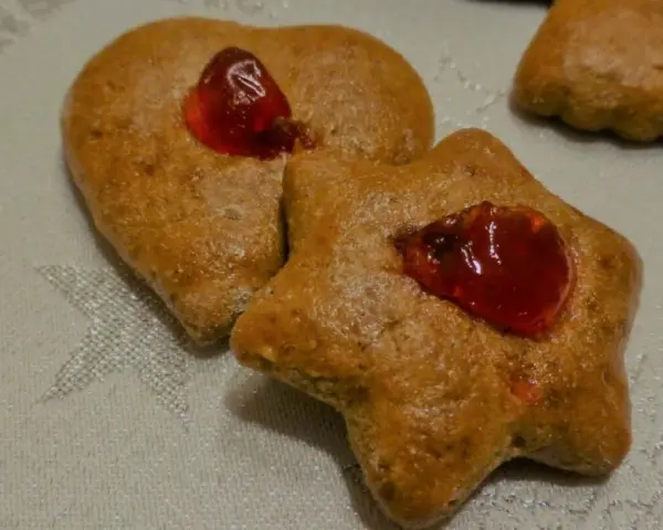Herzförmige und sternförmige Lebkuchen mit roter Marmelade, die an alte Lebkuchen Rezepte erinnern.