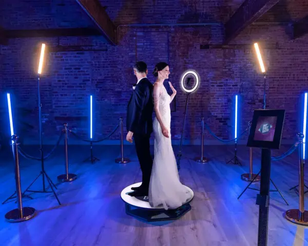 Para weselna na obrotowej platformie fotobudki 360. Sprawdź atrakcyjny fotobudka 360 wynajem cena.