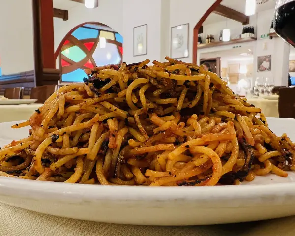 Un piatto di spaghetti con pomodoro e basilico, un classico su cosa mangiare a Bari.