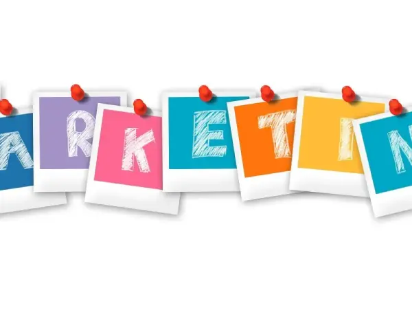 Fotos de colores con letras que forman "MARKETING". Así se ve el marketing 2.0: interactivo y visual.