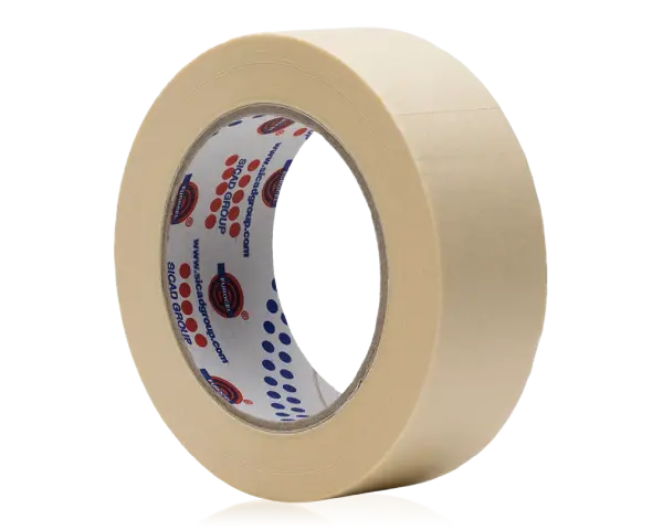 En rulle maskeringstejp på svart bakgrund. Tejpen är ljusbeige och har ett tryck med logotyper och webbadresser på insidan.