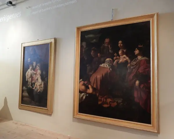 Dipinti religiosi e ritratti di famiglia nel museo d'arte per bambini Siena.