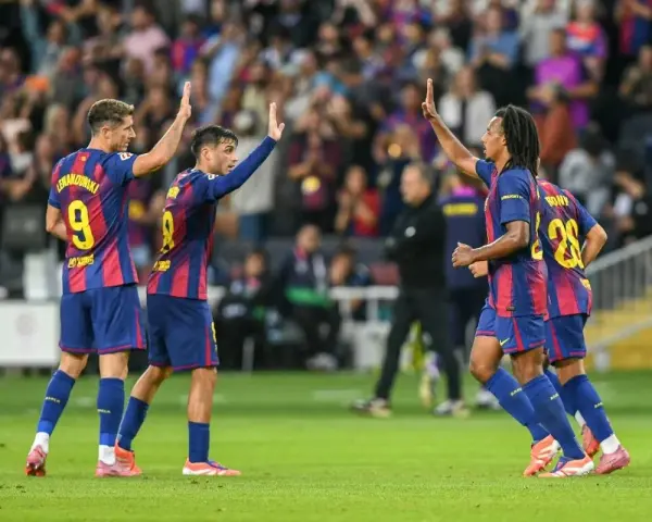 Piłkarze Barcelony świętują zwycięstwo. Lewandowski i koledzy z drużyny, gotowi na mecze Barcelony 2025, cieszą się na boisku.