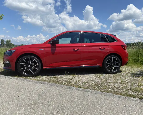Roter Skoda Scala Monte Carlo, ein schickes Auto, das trotz seiner Eleganz auch Skoda Scala Probleme haben kann.