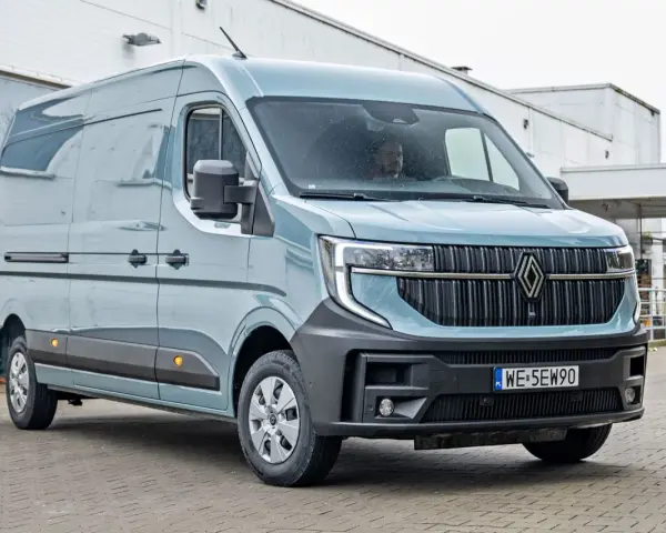 Nowy Renault Master w kolorze jasnoniebieskim, który bus ma największą ładowność? Ten model z pewnością oferuje dużo miejsca na ładunek.