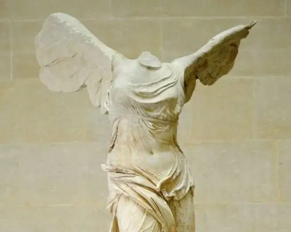 La Victoire de Samothrace, statue grecque antique sans tête, ailes déployées, drapé flottant.