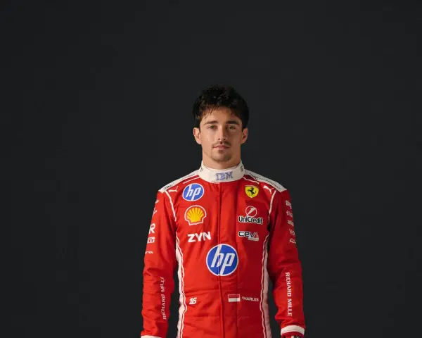 Charles Leclerc, piloto de Ferrari, luce su traje de carreras rojo. Su edad es un misterio para algunos, pero su talento es innegable.