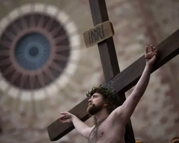 Mann mit Dornenkrone am Kreuz, INRI-Tafel. Der Karfreitag, dessen Namensherkunft auf die Passion Christi zurückgeht, wird hier eindrücklich dargestellt.