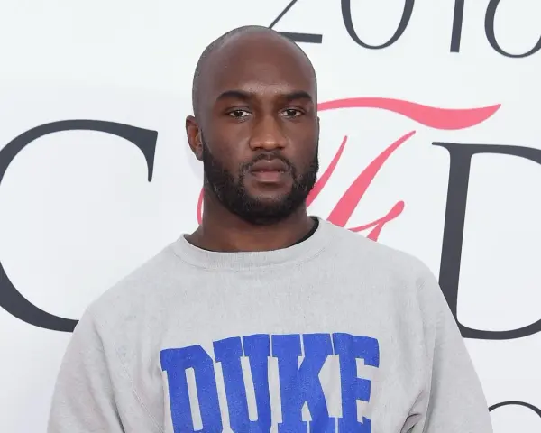 Virgil Abloh, stilista di Louis Vuitton, con una felpa grigia con scritta "Duke".