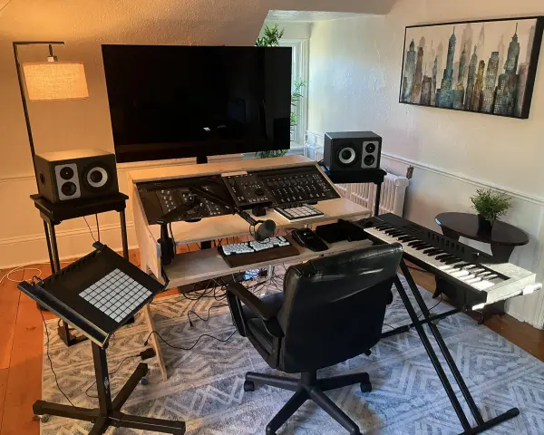 Einrichtung eines Podcast-Studios: Mischpult, Mikrofon, Keyboard und Lautsprecher sind bereit für den nächsten Hit.