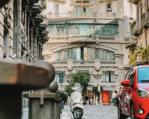 Deposito bagagli Via Toledo Napoli: prezzi, orari e sicurezza