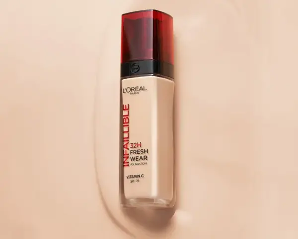 Flacon de fond de teint L'Oréal Infaillible 32H Fresh Wear, pour un maquillage bonne mine éclatant et longue tenue.
