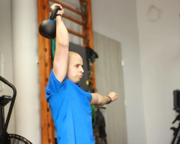 Ćwiczenia z kettlebell nad głową, kluczowe dla rehabilitacji barku.