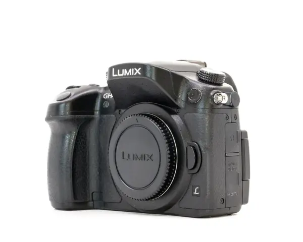 Czarny aparat Panasonic Lumix GH4 z obiektywem Lumix.