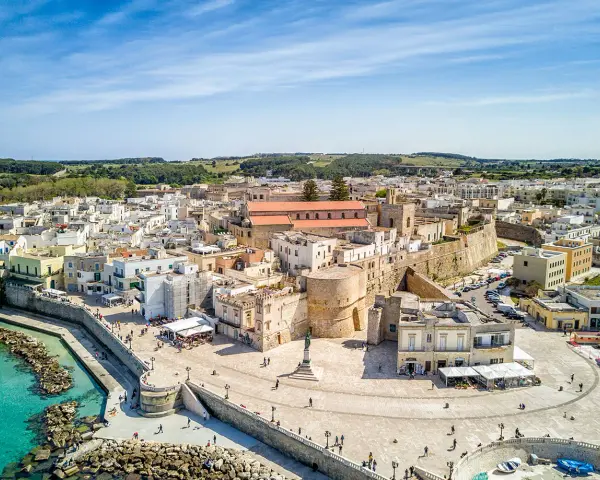 Vista aerea di Otranto, con il castello, la cattedrale e il mare turchese. Un'ottima idea per cosa vedere a Otranto in un giorno.