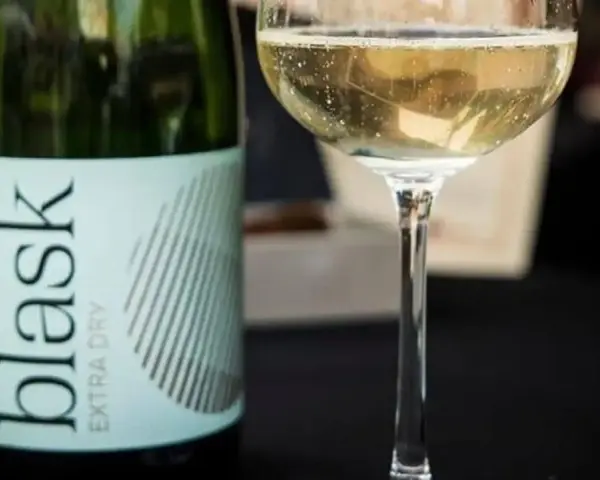 Butelka i kieliszek musującego wina "Blask Extra Dry". Czy prosecco to wino? Tak, to wino!