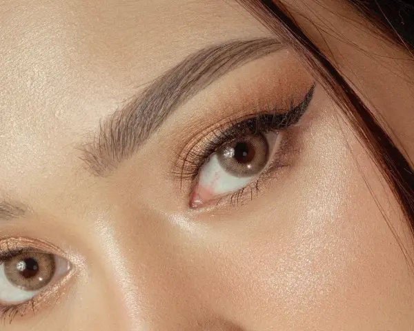 Un œil maquillé avec un trait d'eye-liner précis. Mon crayon pour les yeux ne marque pas, mais ce regard est intense.