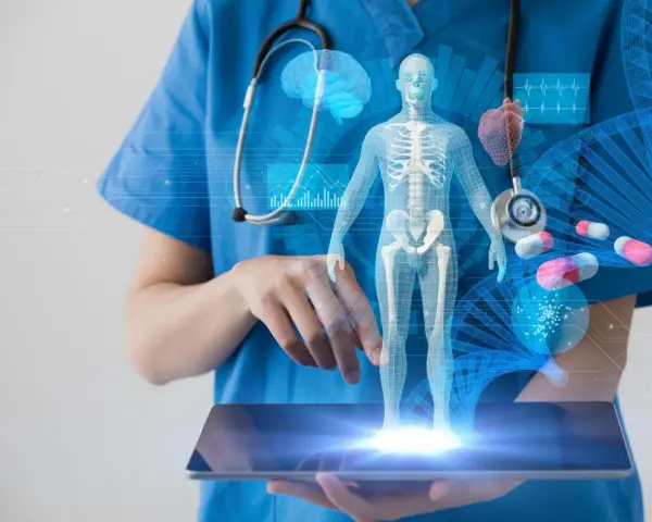 Lekarz analizuje hologram ciała, serca i mózgu. Zastanawia się, ile trwa scyntygrafia kości, by postawić diagnozę.