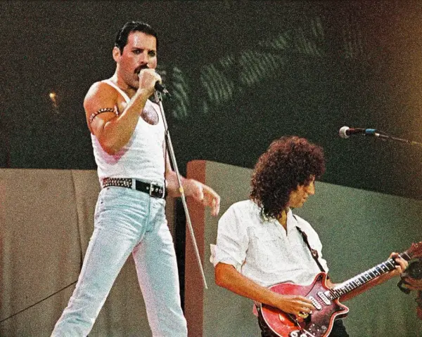 Freddie Mercury śpiewa, a Brian May gra na gitarze podczas legendarnego występu Queen na Live Aid 1985.