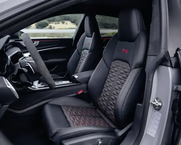 Wnętrze Audi RS7 z czerwonymi akcentami i sportowymi fotelami. Zastanawiasz się nad audi rs7 cena?