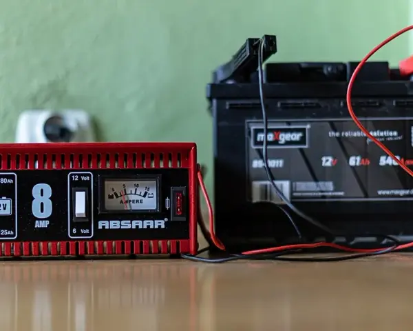 Ile kosztuje dobry prostownik? Uniknij błędów, wybierz mądrze!