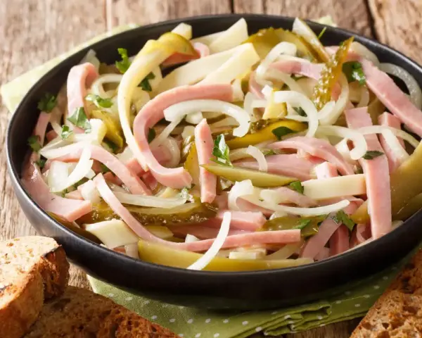Sałatka z mortadeli z ogórkiem kiszonym, cebulą i serem. Pyszna i sycąca, idealna na szybki lunch.