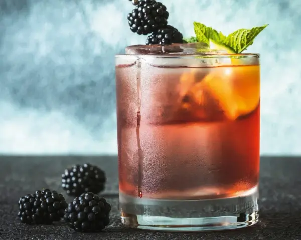 Erfrischender Whisky-Cocktail mit Brombeeren und Minze. Ein tolles Rezept für einen Sommerabend.