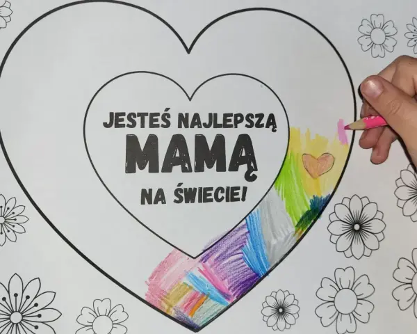 Rysunek dla mamy z napisem "Jesteś najlepszą mamą na świecie!". Dziecko koloruje serce, tworząc tęczowy wzór.