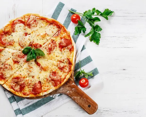 Pyszna pizza bezglutenowa, idealna na szybki obiad. Ten przepis na pizzę bezglutenową zachwyci każdego!