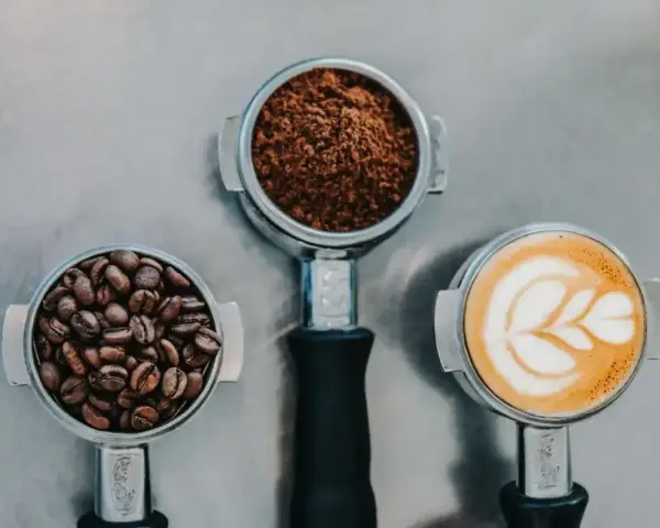 Ziarna kawy, mielona kawa i latte art. Dylemat: kawa z cukrem czy bez?