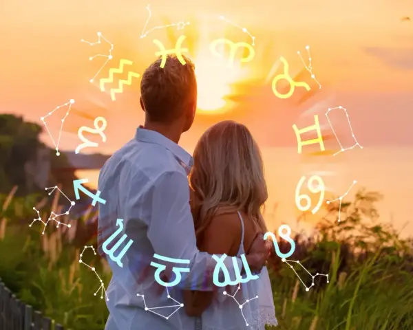 Para panny i strzelca, patrzących na zachód słońca, otoczeni przez znaki zodiaku.