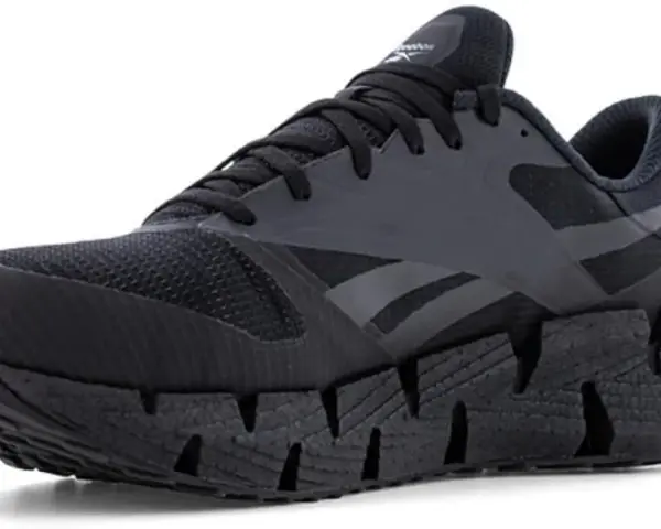 Zapatilla deportiva negra Reebok con suela dentada. La talla Reebok es perfecta para correr.