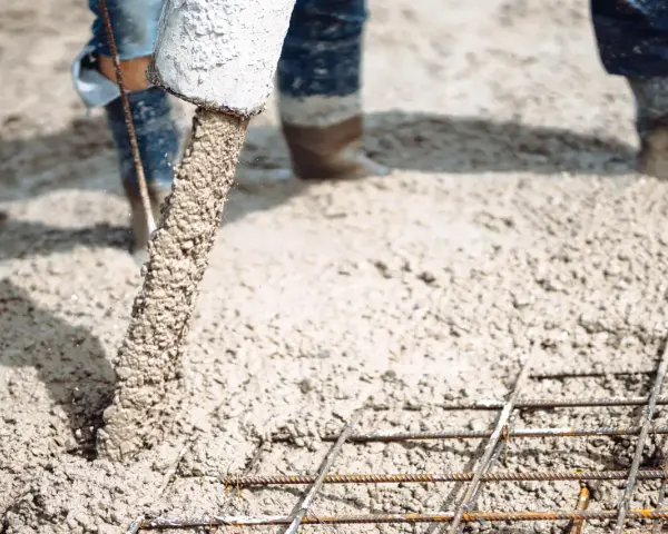 Beton wylewany na zbrojenie. Zastanawiasz się, wylewka betonowa ile na m2? To kluczowe pytanie przy planowaniu budowy.