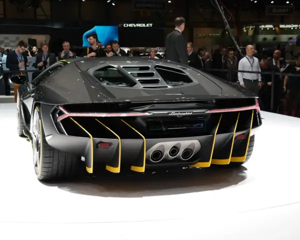 Tył czarnego Lamborghini Centenario z żółtymi akcentami. Zastanawiasz się, ile kosztuje Lamborghini?
