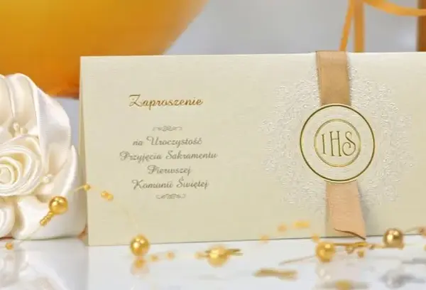 Jak wypisać zaproszenie na komunię dla matki chrzestnej, które wzruszy?