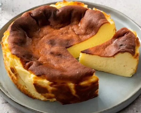 Spękany sernik baskijski, z lekko przypieczoną skórką. Czy to wina temperatury, czy składników?