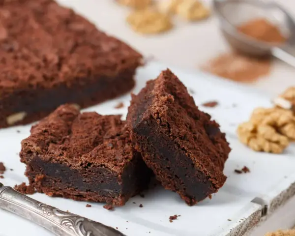 Saftige Brownies, perfekt für ein einfaches brownie rezept. Mit Nüssen und einem Hauch Kakao.